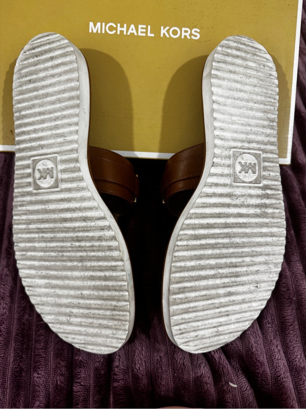Michael Kors Briar Thong Flat Sandals | Brown Leather | Gold MK Logo | Size 8 - Picture 2 of 2